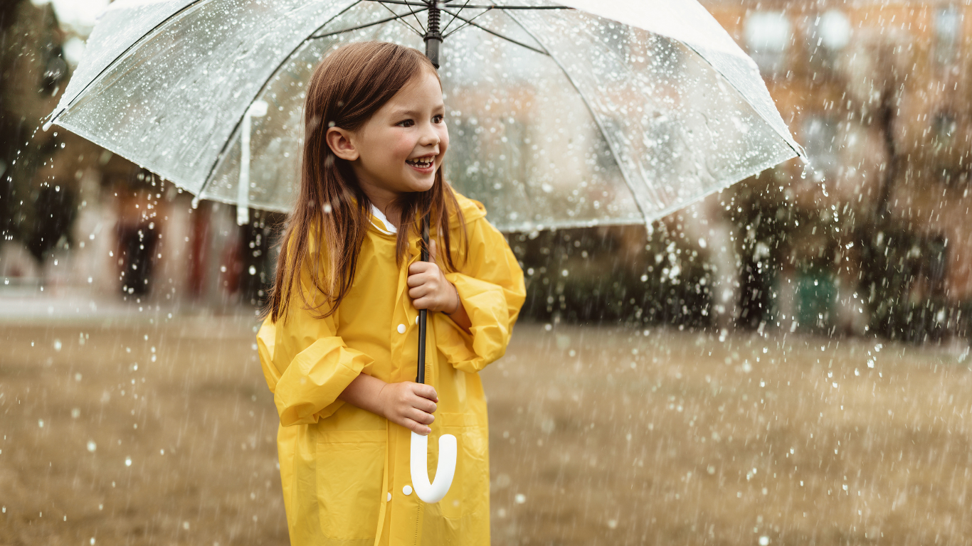 雨の中傘をさす子供