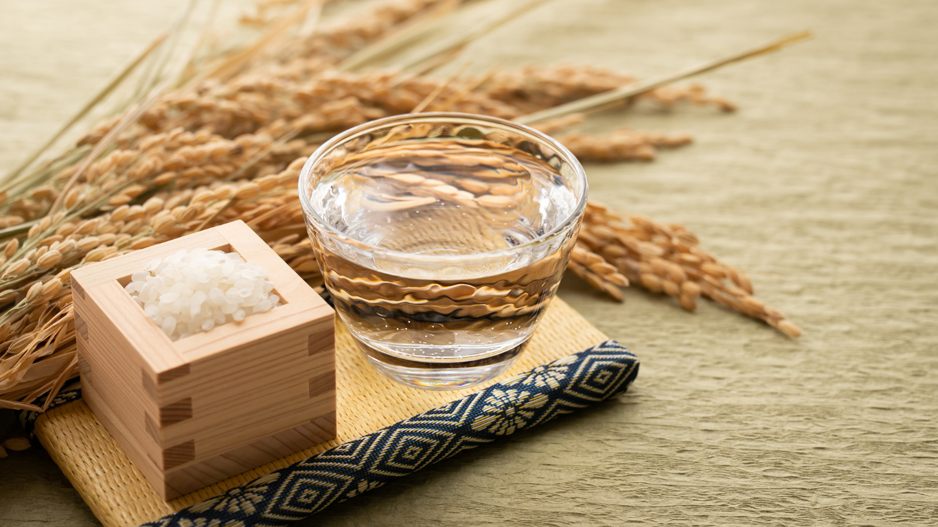 お猪口に入っている日本酒と升に入っている酒米